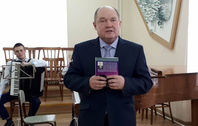 Декан факультету мистецтв, кандидат педагогічних наук, доцент Зеновій Стельмащук ділиться враженями про презентацію  збірки Олега Смоляка  «Полумисок долонь»